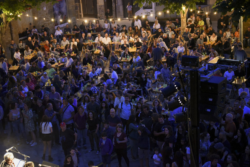 El Último Veneno celebra dues dècades als escenaris amb un concert especial que va omplir de gent la plaça del Castell