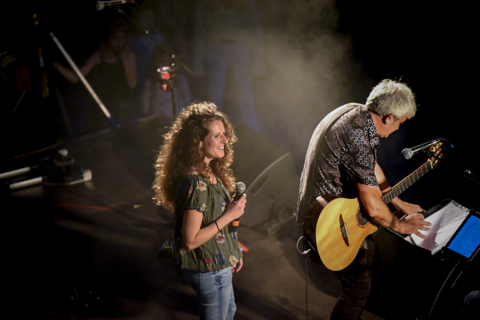 El Último Veneno celebra dues dècades als escenaris amb un concert especial que va omplir de gent la plaça del Castell