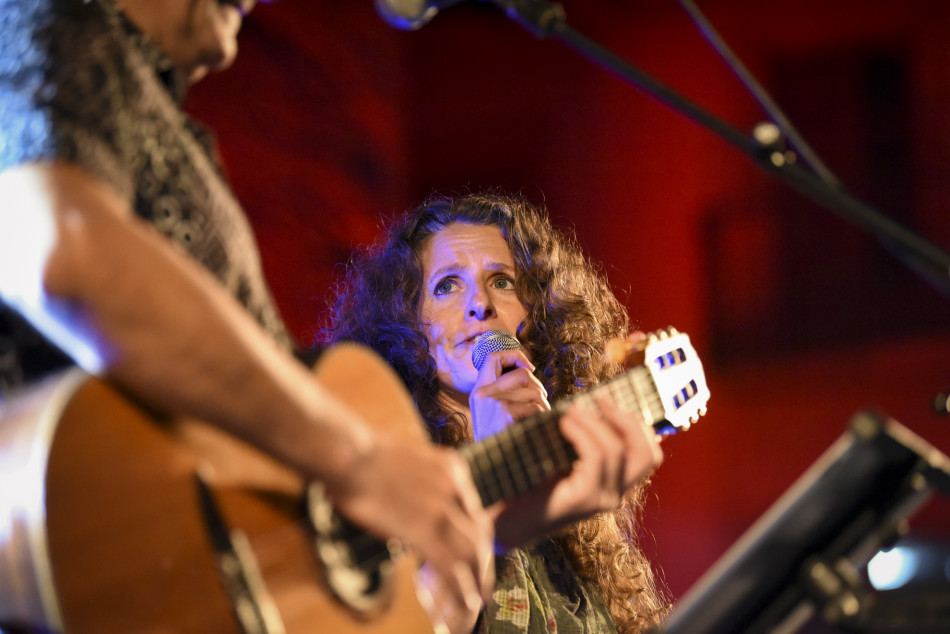 El Último Veneno celebra dues dècades als escenaris amb un concert especial que va omplir de gent la plaça del Castell