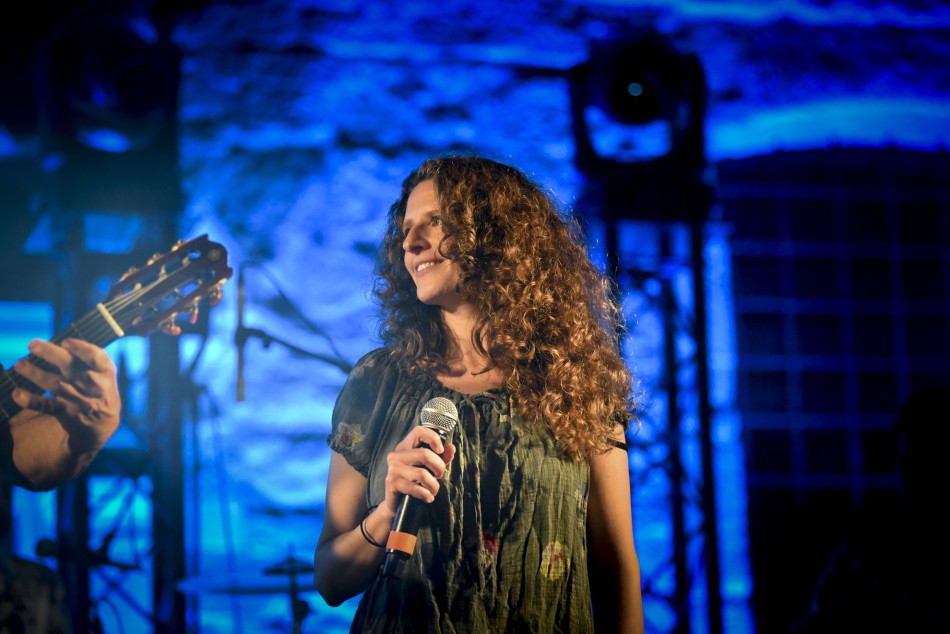 El Último Veneno celebra dues dècades als escenaris amb un concert especial que va omplir de gent la plaça del Castell