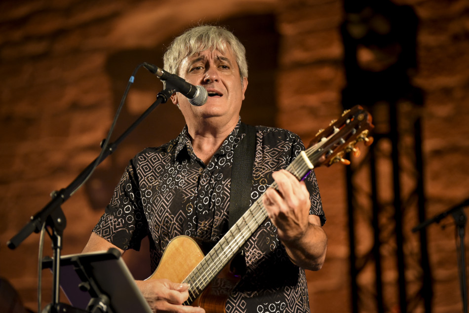 El Último Veneno celebra dues dècades als escenaris amb un concert especial que va omplir de gent la plaça del Castell