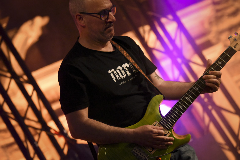 El Último Veneno celebra dues dècades als escenaris amb un concert especial que va omplir de gent la plaça del Castell