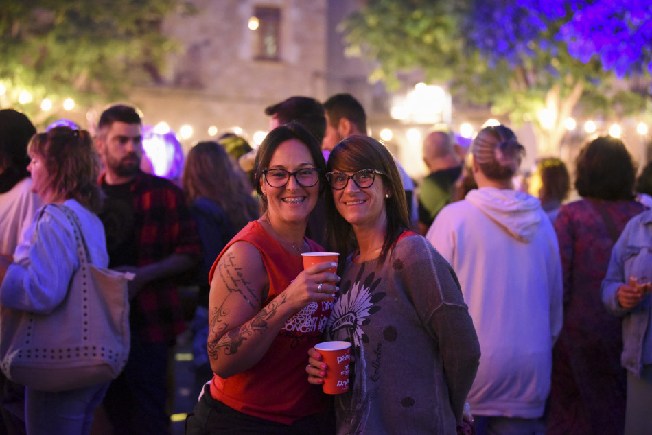 El Último Veneno celebra dues dècades als escenaris amb un concert especial que va omplir de gent la plaça del Castell