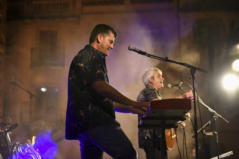 El Último Veneno celebra dues dècades als escenaris amb un concert especial que va omplir de gent la plaça del Castell