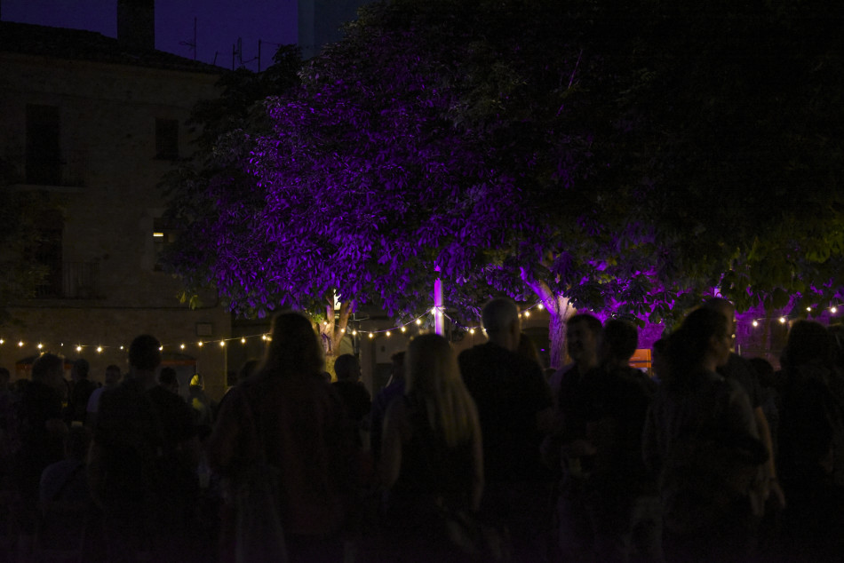 El Último Veneno celebra dues dècades als escenaris amb un concert especial que va omplir de gent la plaça del Castell