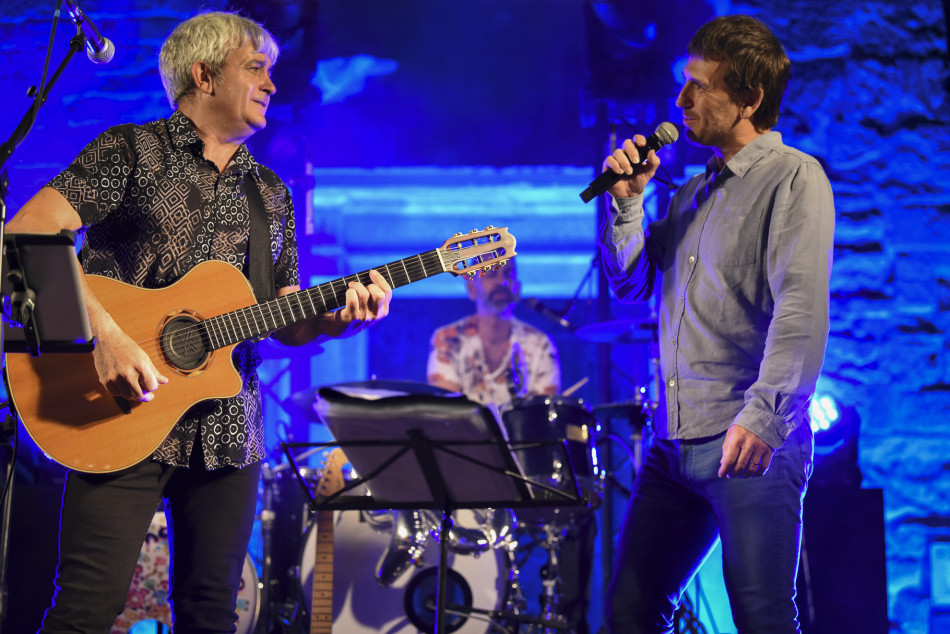 El Último Veneno celebra dues dècades als escenaris amb un concert especial que va omplir de gent la plaça del Castell