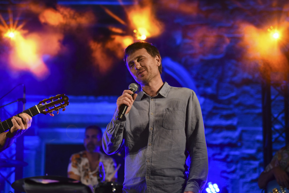 El Último Veneno celebra dues dècades als escenaris amb un concert especial que va omplir de gent la plaça del Castell