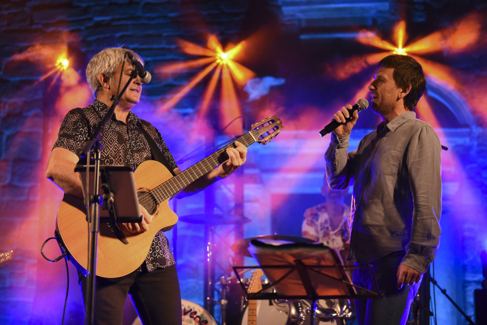 El Último Veneno celebra dues dècades als escenaris amb un concert especial que va omplir de gent la plaça del Castell