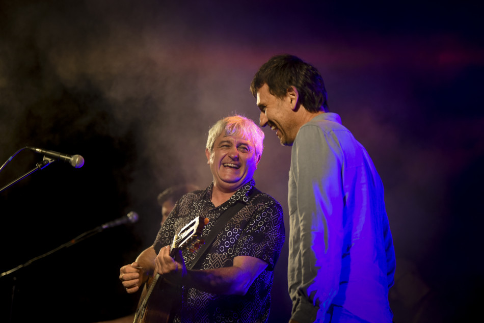 El Último Veneno celebra dues dècades als escenaris amb un concert especial que va omplir de gent la plaça del Castell