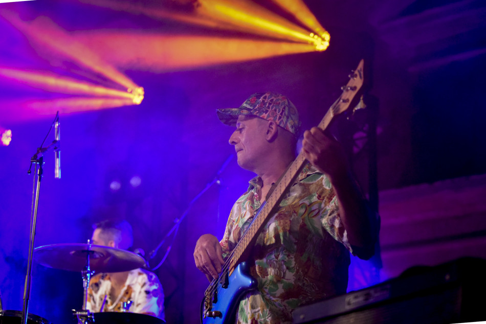 El Último Veneno celebra dues dècades als escenaris amb un concert especial que va omplir de gent la plaça del Castell