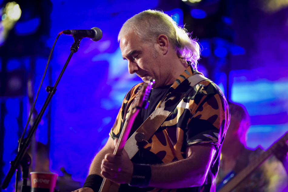 El Último Veneno celebra dues dècades als escenaris amb un concert especial que va omplir de gent la plaça del Castell