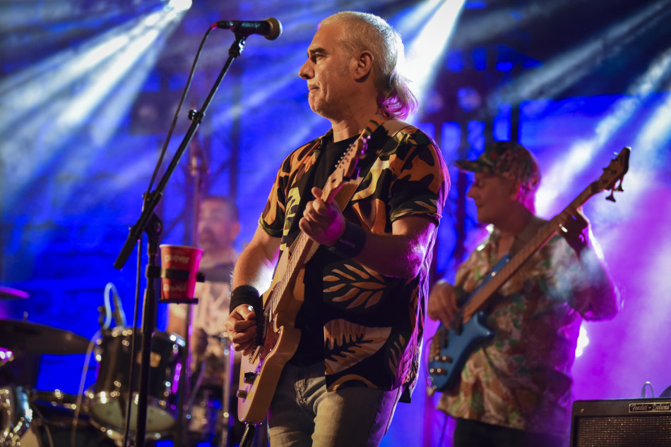 El Último Veneno celebra dues dècades als escenaris amb un concert especial que va omplir de gent la plaça del Castell