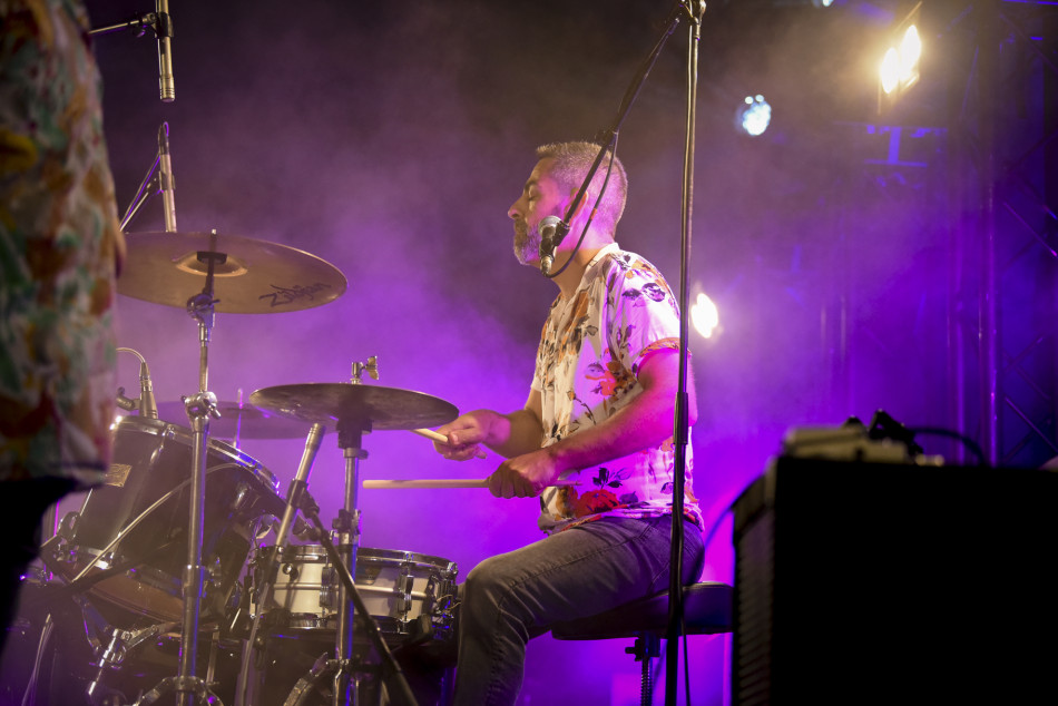 El Último Veneno celebra dues dècades als escenaris amb un concert especial que va omplir de gent la plaça del Castell