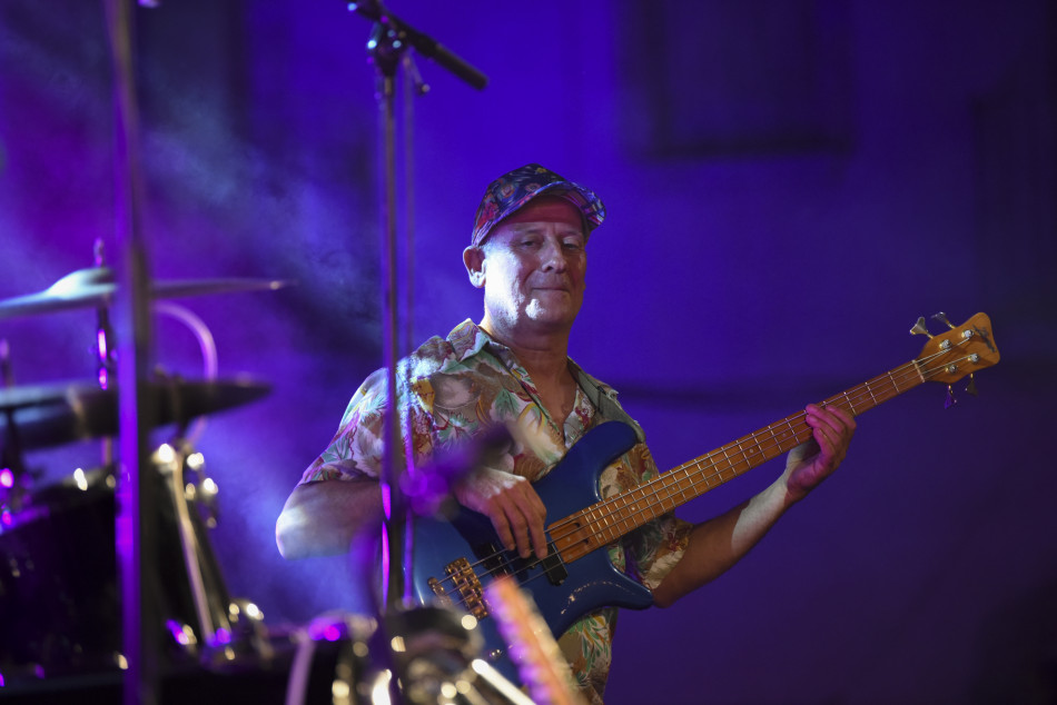 El Último Veneno celebra dues dècades als escenaris amb un concert especial que va omplir de gent la plaça del Castell