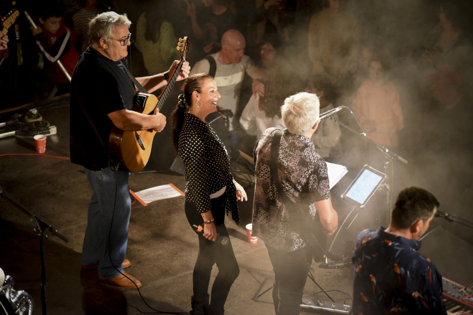 El Último Veneno celebra dues dècades als escenaris amb un concert especial que va omplir de gent la plaça del Castell