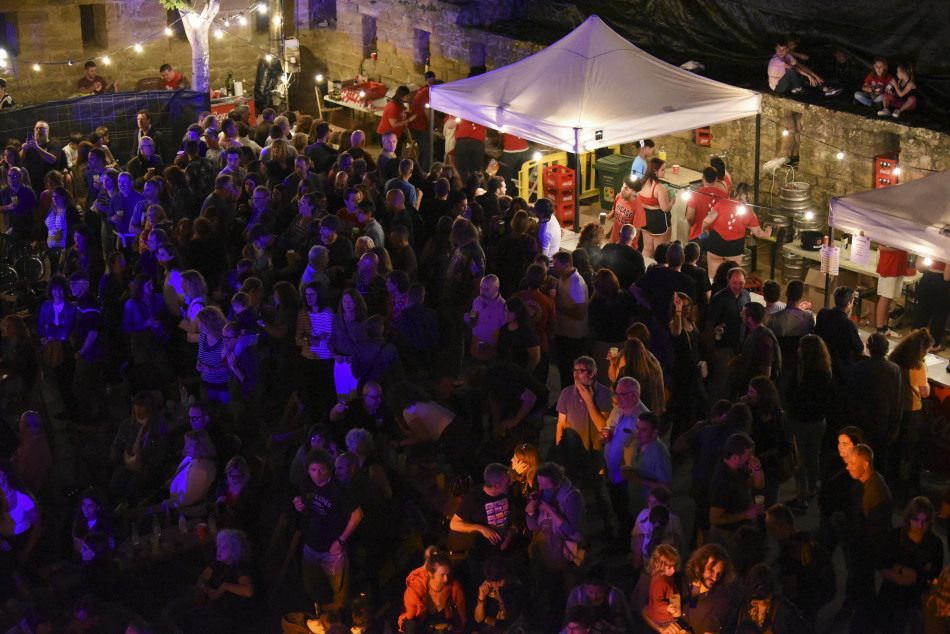 El Último Veneno celebra dues dècades als escenaris amb un concert especial que va omplir de gent la plaça del Castell