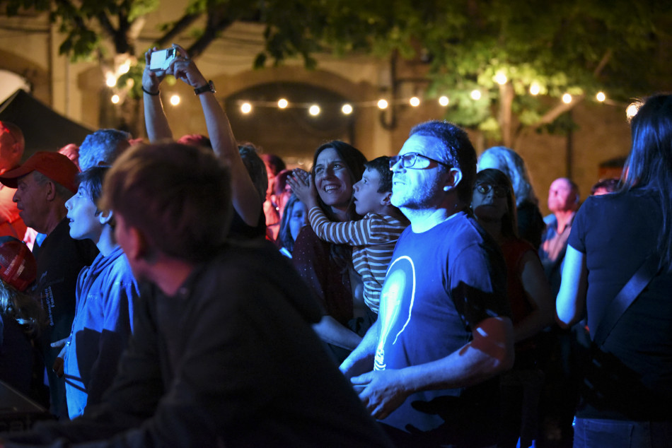 El Último Veneno celebra dues dècades als escenaris amb un concert especial que va omplir de gent la plaça del Castell