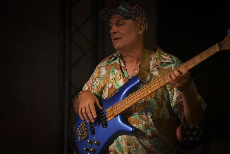 El Último Veneno celebra dues dècades als escenaris amb un concert especial que va omplir de gent la plaça del Castell