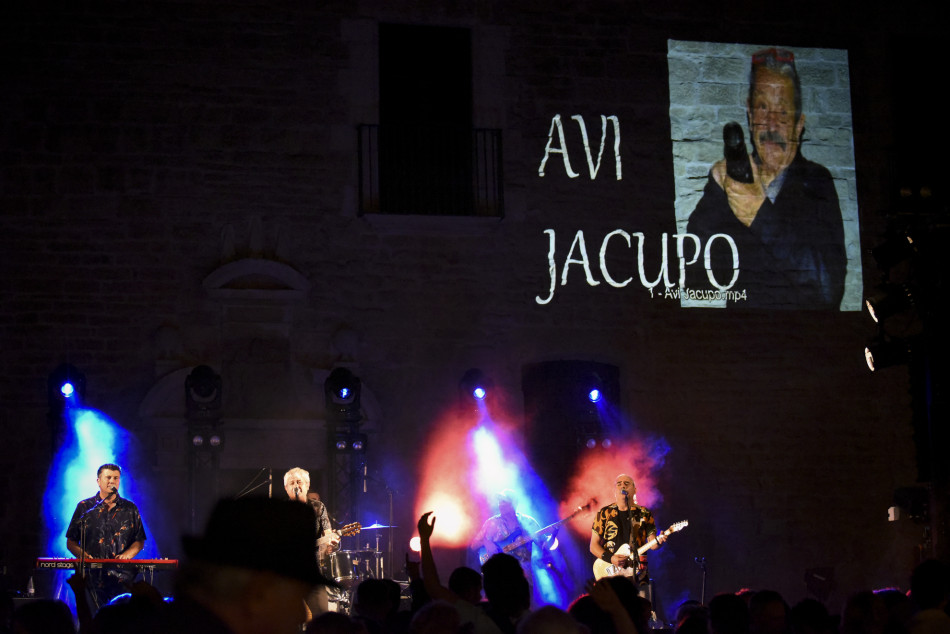 El Último Veneno celebra dues dècades als escenaris amb un concert especial que va omplir de gent la plaça del Castell