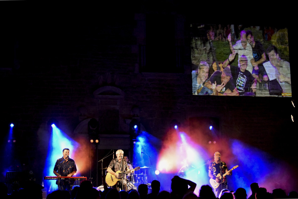 El Último Veneno celebra dues dècades als escenaris amb un concert especial que va omplir de gent la plaça del Castell