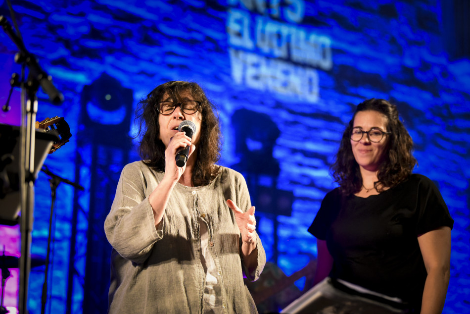 El Último Veneno celebra dues dècades als escenaris amb un concert especial que va omplir de gent la plaça del Castell