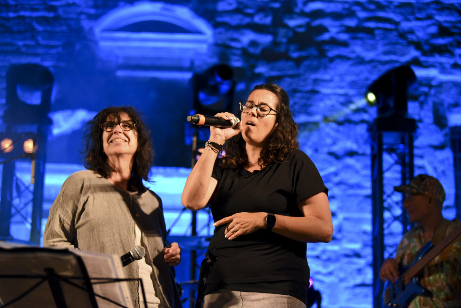 El Último Veneno celebra dues dècades als escenaris amb un concert especial que va omplir de gent la plaça del Castell