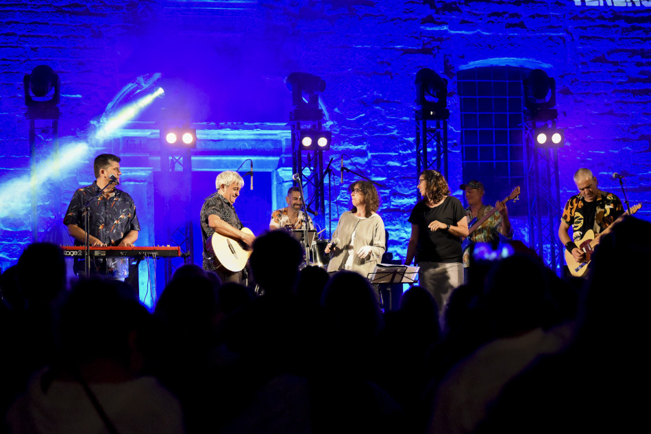 El Último Veneno celebra dues dècades als escenaris amb un concert especial que va omplir de gent la plaça del Castell