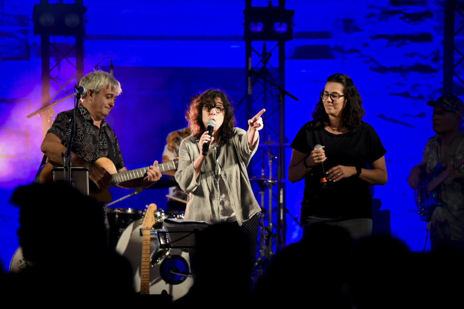 El Último Veneno celebra dues dècades als escenaris amb un concert especial que va omplir de gent la plaça del Castell