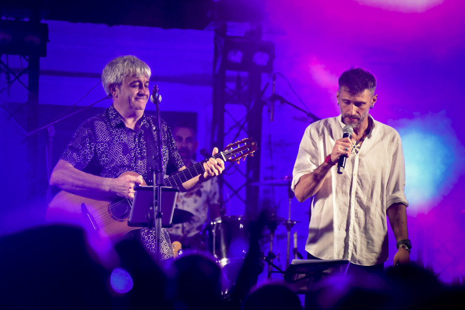 El Último Veneno celebra dues dècades als escenaris amb un concert especial que va omplir de gent la plaça del Castell