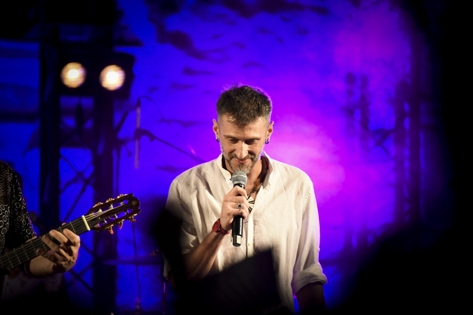 El Último Veneno celebra dues dècades als escenaris amb un concert especial que va omplir de gent la plaça del Castell