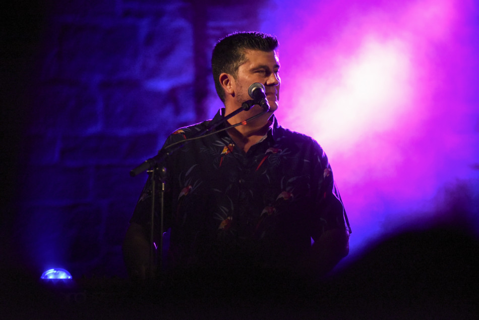 El Último Veneno celebra dues dècades als escenaris amb un concert especial que va omplir de gent la plaça del Castell