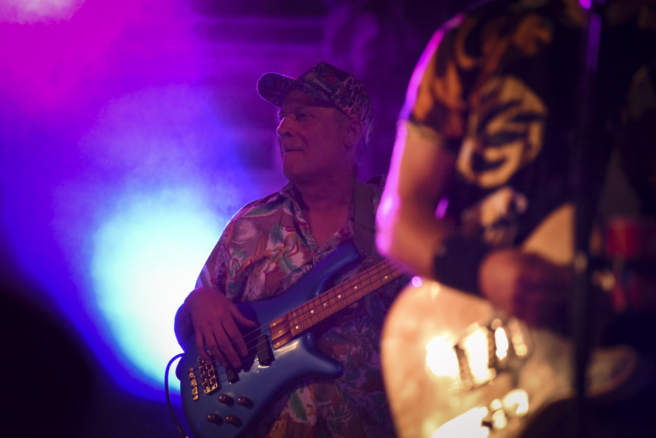 El Último Veneno celebra dues dècades als escenaris amb un concert especial que va omplir de gent la plaça del Castell