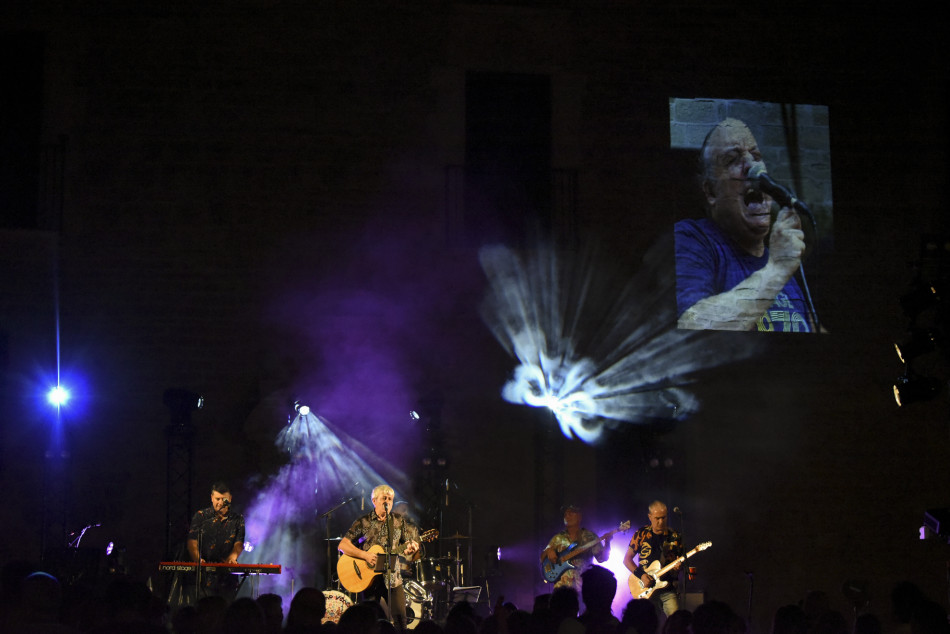El Último Veneno celebra dues dècades als escenaris amb un concert especial que va omplir de gent la plaça del Castell