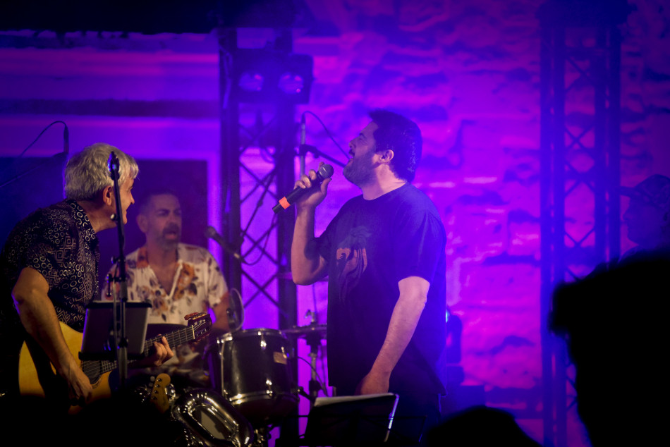 El Último Veneno celebra dues dècades als escenaris amb un concert especial que va omplir de gent la plaça del Castell