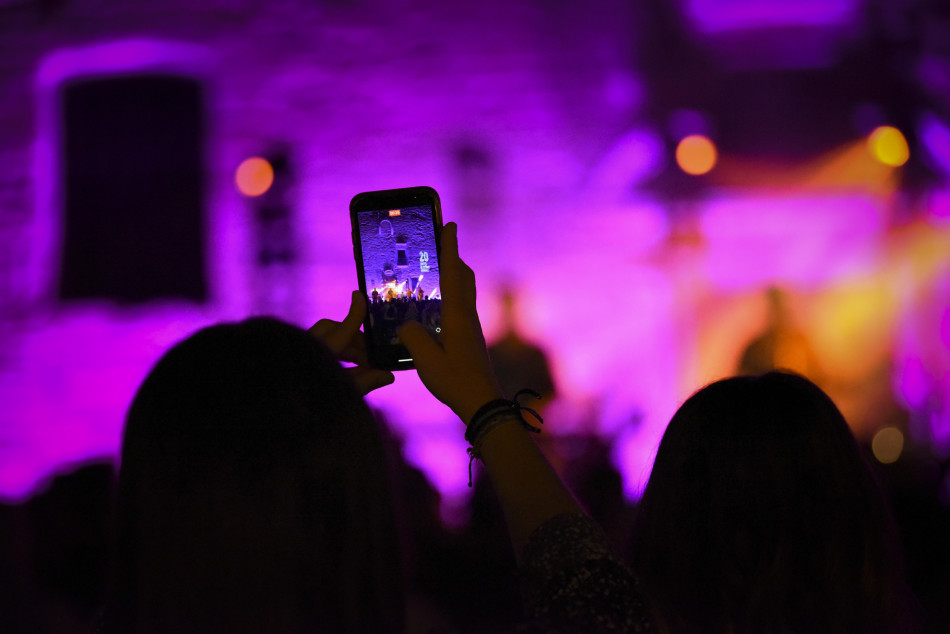 El Último Veneno celebra dues dècades als escenaris amb un concert especial que va omplir de gent la plaça del Castell
