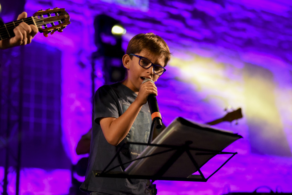 El Último Veneno celebra dues dècades als escenaris amb un concert especial que va omplir de gent la plaça del Castell
