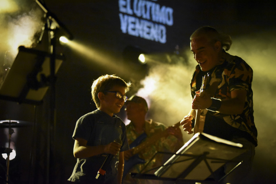 El Último Veneno celebra dues dècades als escenaris amb un concert especial que va omplir de gent la plaça del Castell
