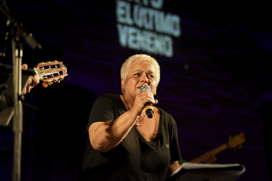 El Último Veneno celebra dues dècades als escenaris amb un concert especial que va omplir de gent la plaça del Castell