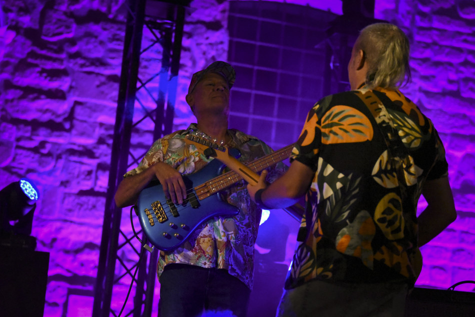 El Último Veneno celebra dues dècades als escenaris amb un concert especial que va omplir de gent la plaça del Castell