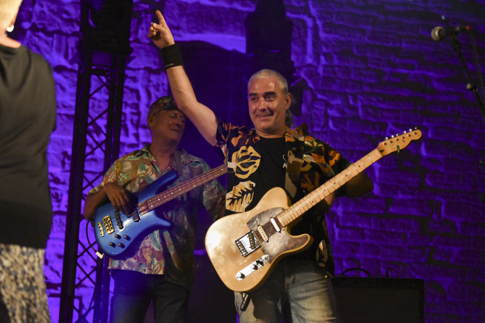 El Último Veneno celebra dues dècades als escenaris amb un concert especial que va omplir de gent la plaça del Castell