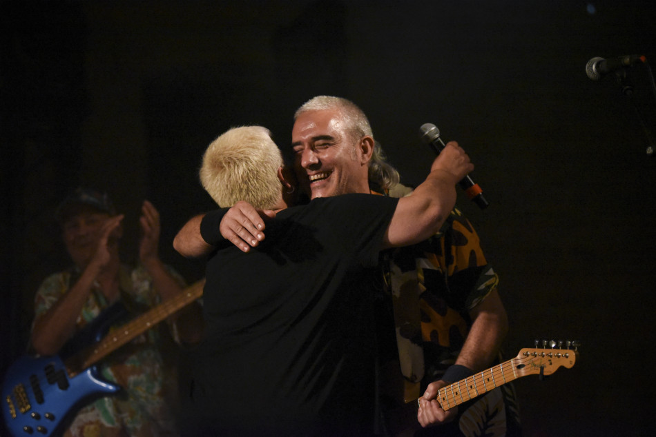 El Último Veneno celebra dues dècades als escenaris amb un concert especial que va omplir de gent la plaça del Castell