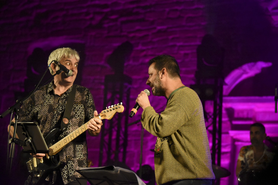 El Último Veneno celebra dues dècades als escenaris amb un concert especial que va omplir de gent la plaça del Castell