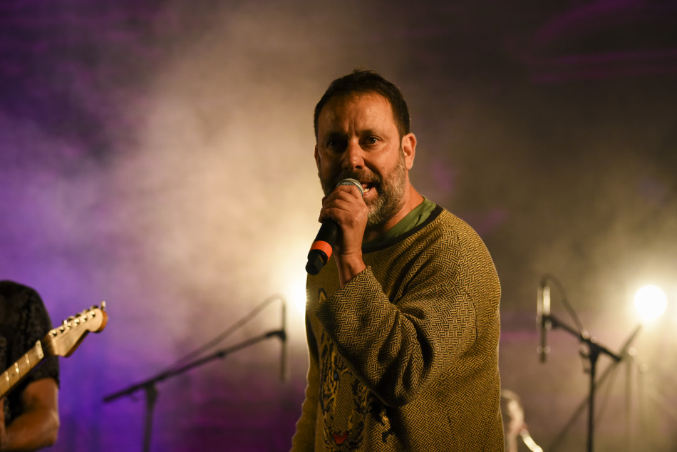 El Último Veneno celebra dues dècades als escenaris amb un concert especial que va omplir de gent la plaça del Castell