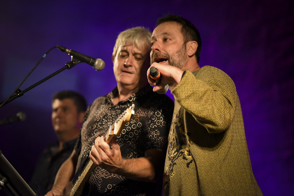 El Último Veneno celebra dues dècades als escenaris amb un concert especial que va omplir de gent la plaça del Castell
