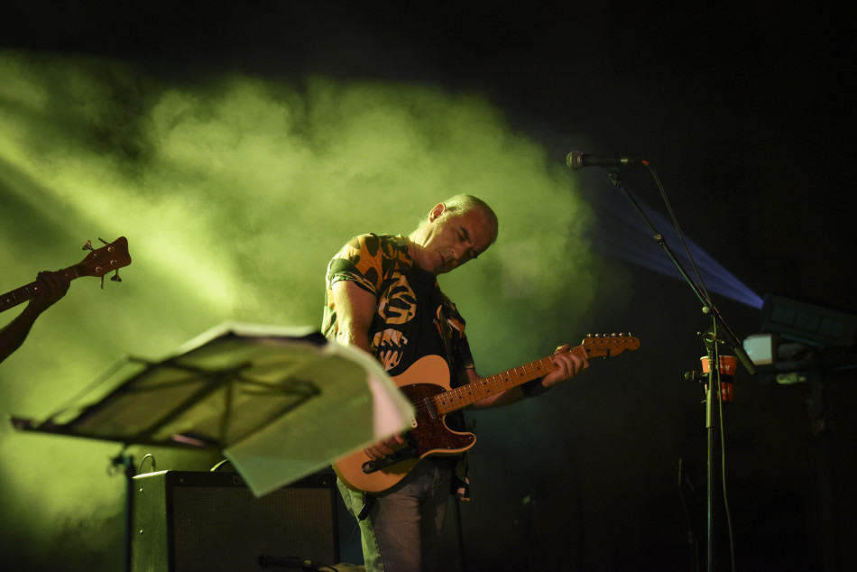 El Último Veneno celebra dues dècades als escenaris amb un concert especial que va omplir de gent la plaça del Castell