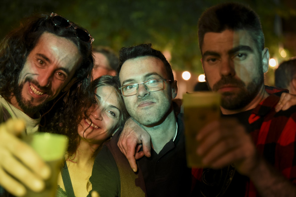 El Último Veneno celebra dues dècades als escenaris amb un concert especial que va omplir de gent la plaça del Castell