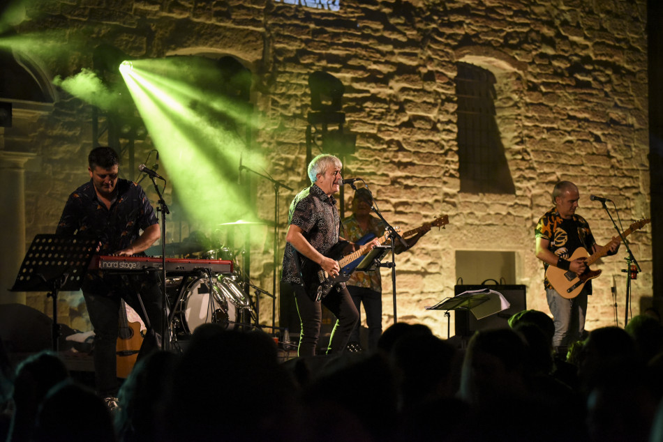 El Último Veneno celebra dues dècades als escenaris amb un concert especial que va omplir de gent la plaça del Castell