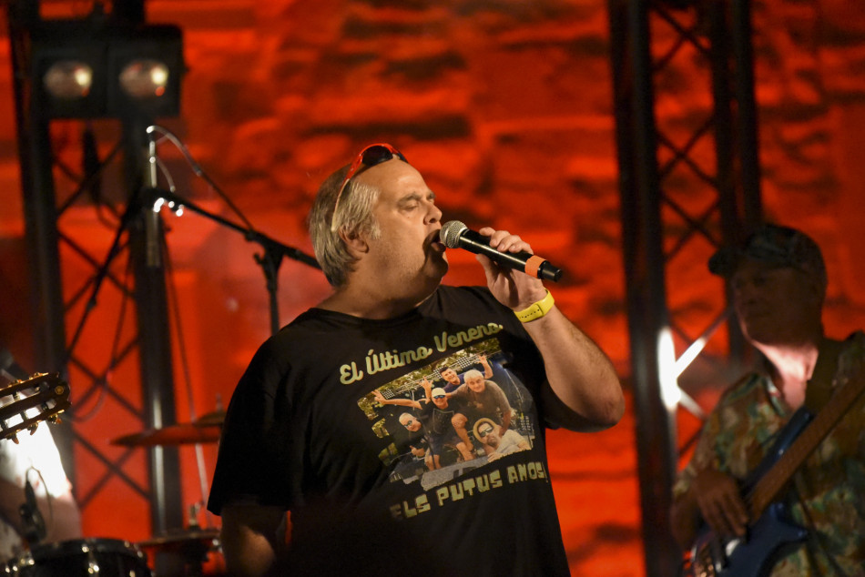 El Último Veneno celebra dues dècades als escenaris amb un concert especial que va omplir de gent la plaça del Castell