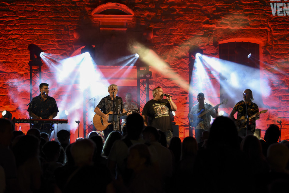 El Último Veneno celebra dues dècades als escenaris amb un concert especial que va omplir de gent la plaça del Castell