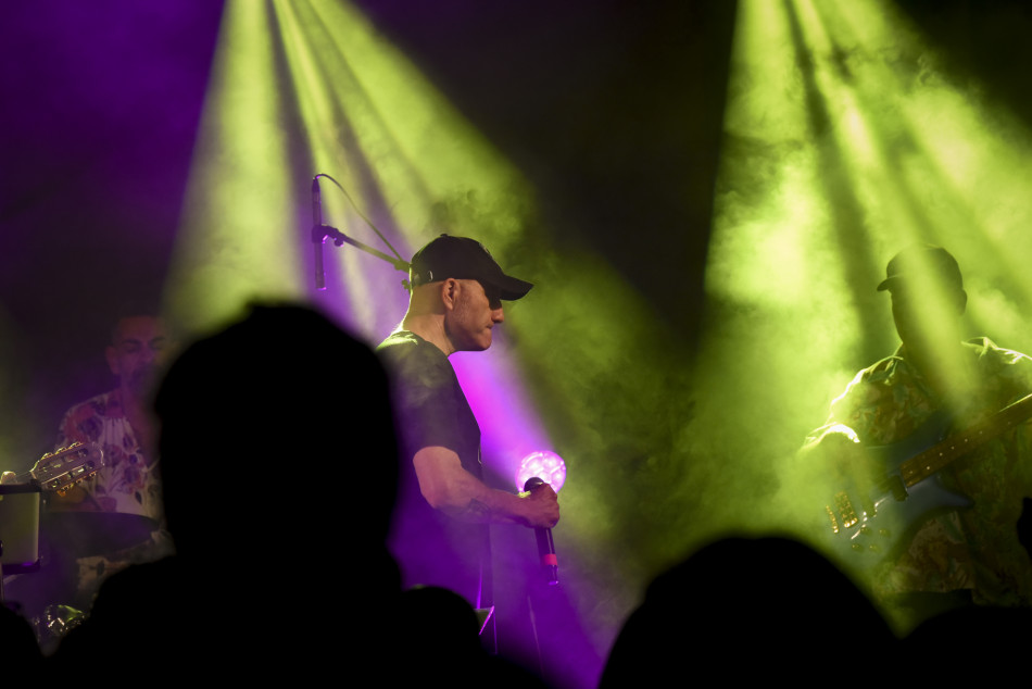 El Último Veneno celebra dues dècades als escenaris amb un concert especial que va omplir de gent la plaça del Castell